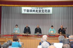 下勢頭郷友会文化祭にて三線、琴を演奏している様子の写真