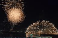 恒例の水上花火、今年は夜空にあがる花火とコラボレーション