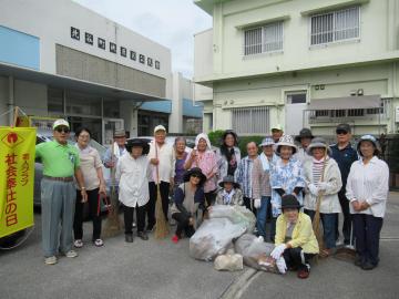 桃原区公民館前で記念撮影する英進会の皆さん